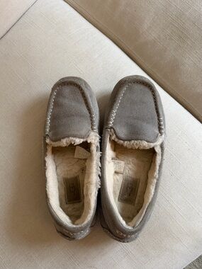 UGG Ansley Slippers in Light Grey Suede